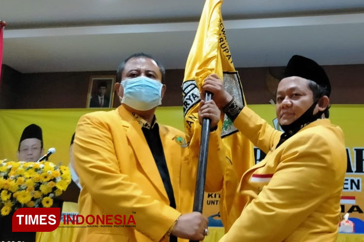 Ketua DPD Partai Golkar Jawa Timur, Sarmudji saat menyerahkan bendera Partai Golkar kepada Ketua DPD Partai Golkar Kabupaten Mang, Siadi SH. (FOTO: widodo irianto/TIMES Indonesia)