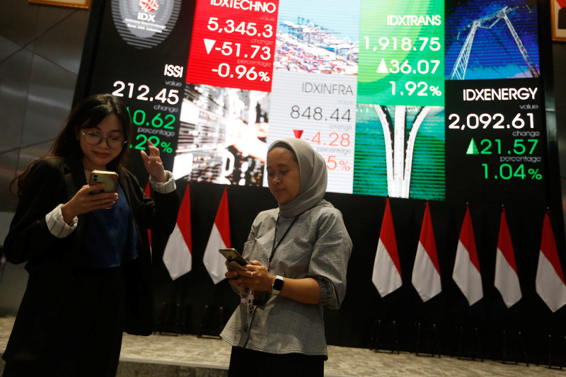 Pekerja berada di galeri Bursa Efek Indonesia, Jakarta, Selasa (28/2/2023).