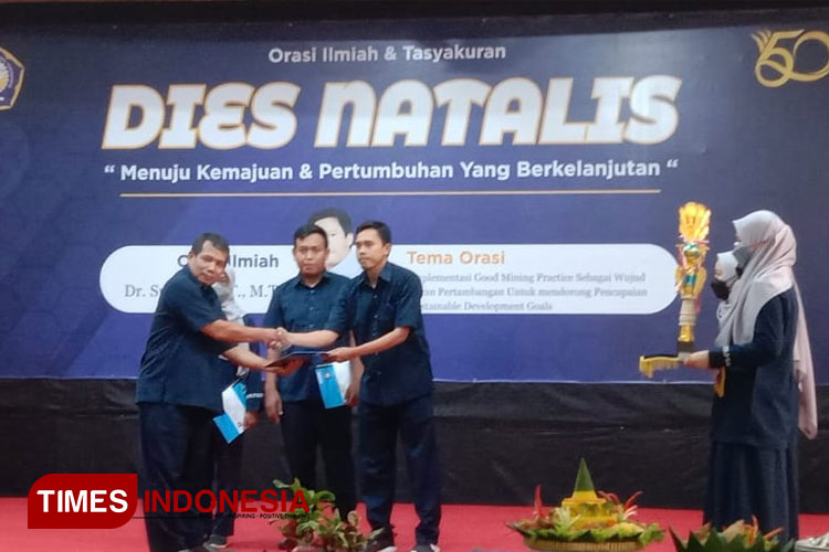 Sejumlah pegawai ITNY mendapatkan penghargaan saat perayaan Dies Natalis. (FOTO: A Riyadi/TIMES Indonesia)