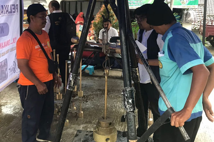 Disperdagin Majalengka melakukan tera ulang. (FOTO: Hendri Firmansyah/TIMES Indonesia)