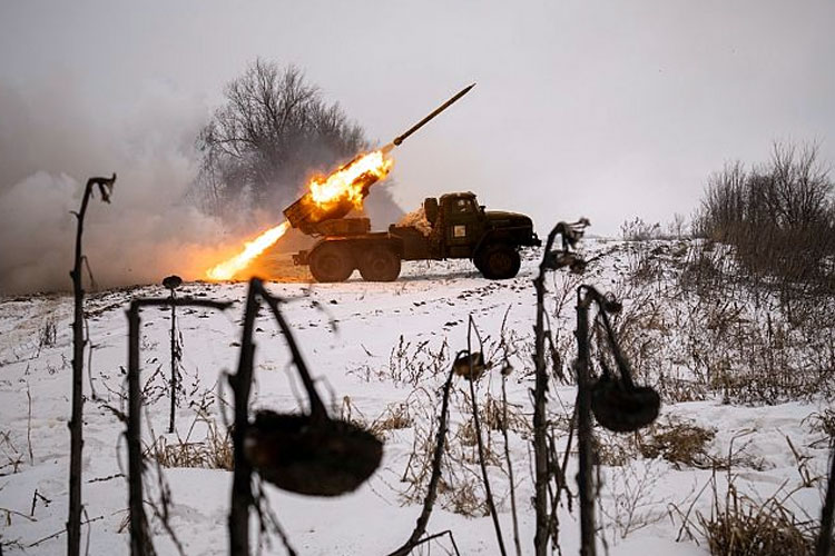 Prajurit Ukraina dari Brigade Mekanik Terpisah ke-14 Pangeran Romawi yang Agung menembakkan peluncur roket era Soviet di posisi Rusia Kharkiv, 23 Feb 2023 lalu. (FOTO: Euronews/AP Photo)