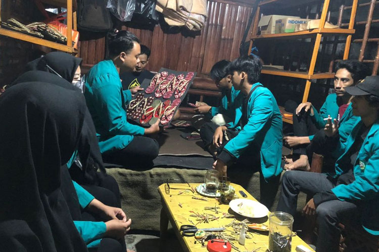 Kunjungan Mahasiswa KSM-T Unisma Malang ke salah satu UMKM sandal eceng gondok di Dusun Kunci. (FOTO: AJP TIMES Indonesia)