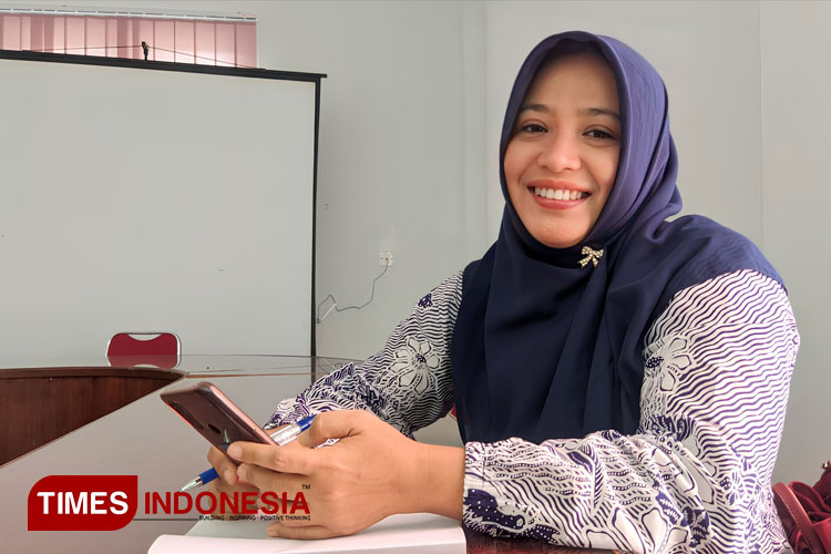 Kepala Bidang Pencegahan dan pengendalian Penyakit (Kabid P2P) Dinkes Pacitan drg Nur Farida menjelaskan cara pencegahan Leptospirosis. (FOTO: Yusuf Arifai/TIMES Indonesia) 