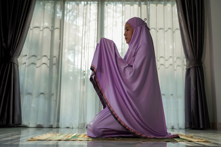 Mukena, pakaian beribadah umat muslim. (Foto: Nongsurachai/Freepik)