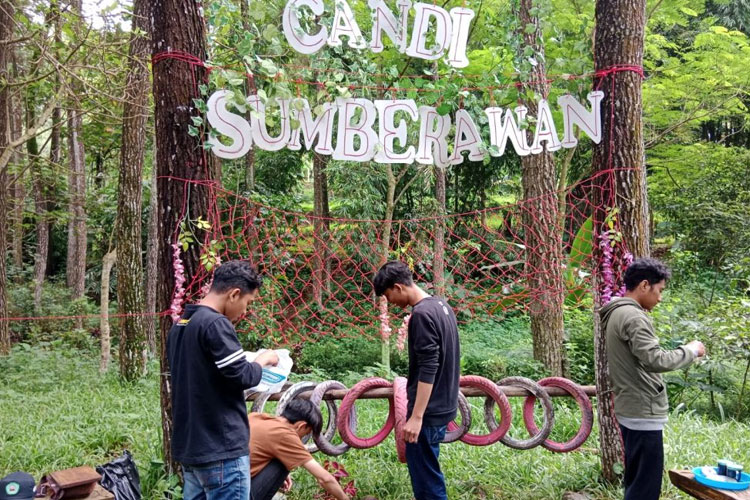 Mahasiswa KSM-T Unisma Malang melakukan pembugaran spot foto Candi Sumberawan. (FOTO: AJP TIMES Indonesia)