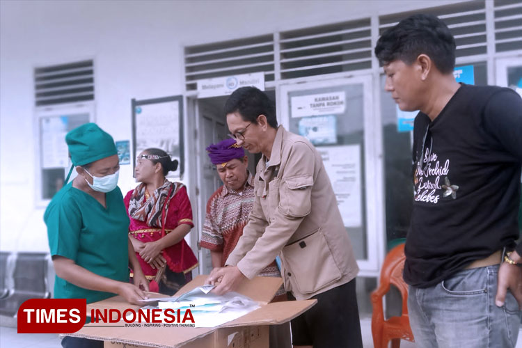 Relawan Roa Jaga Roa saat menyerahkan konsetrator oksigen kepada Bidan Mariam di Desa Toro. (FOTO: Dokumentasi Roa jaga Roa for TIMES Indonesia)