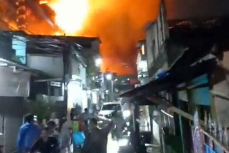 Kebakaran terjadi diduga di Pertamina Plumpang. (FOTO: twitter aldaay5) 