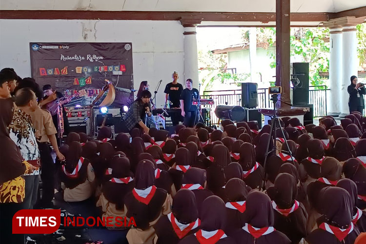Siswa SMAN 1 Besuki, Situbondo diperkenalkan alat musik tradisional. (Foto: Miftahurrahman/TIMES Indonesia)
