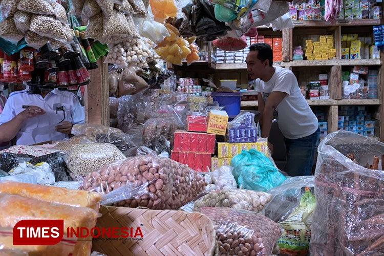 Salah satu pedagang di Pasar Semampir Kraksaan. (FOTO: Dokumen/TIMES Indonesia)