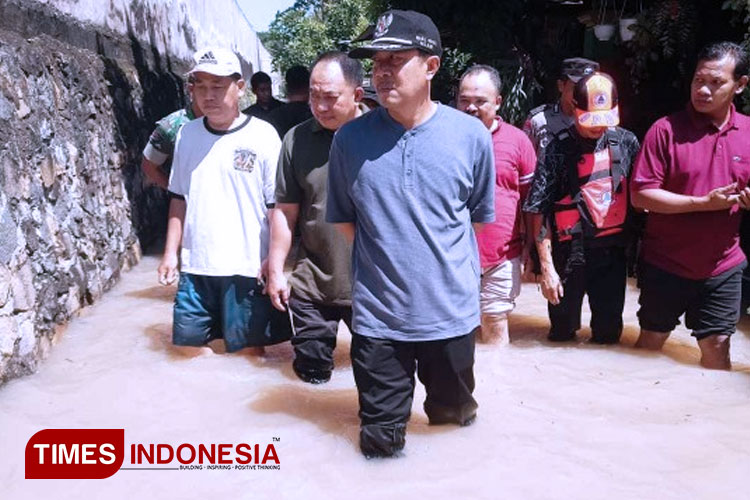 Wabup Antok saat meninjau kondisi banjir luapan sungai Bengawan Solo. (FOTO: Ari for TIMES Indonesia)