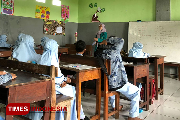 Mahasiswa KSM-T Unisma Malang melakukan Pengembangan belajar mengajar di MI Roudlotul Jannah Dusun Boro Jabung. (FOTO: AJP TIMES Indonesia)
