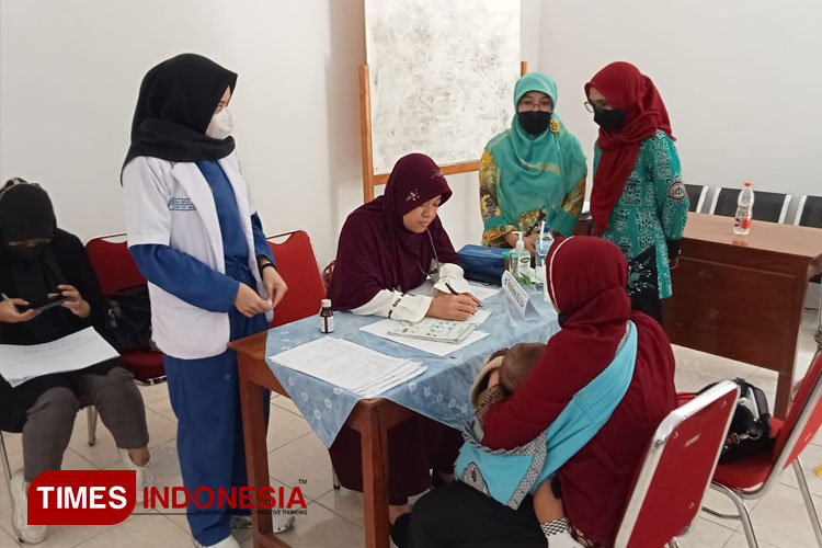 Skrining terhadap salah satu balita gizi kronis. (Foto: Totok Hidayat/TIMES Indonesia)