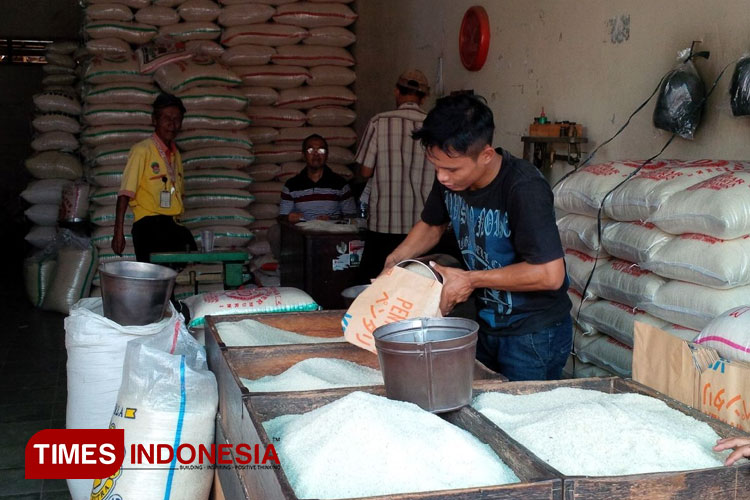 Pedagang beras melayani pembelian beras medium di Pasar Induk Besuki, Situbondo. (Foto: Miftahurrahman for TIMES Indonesia)