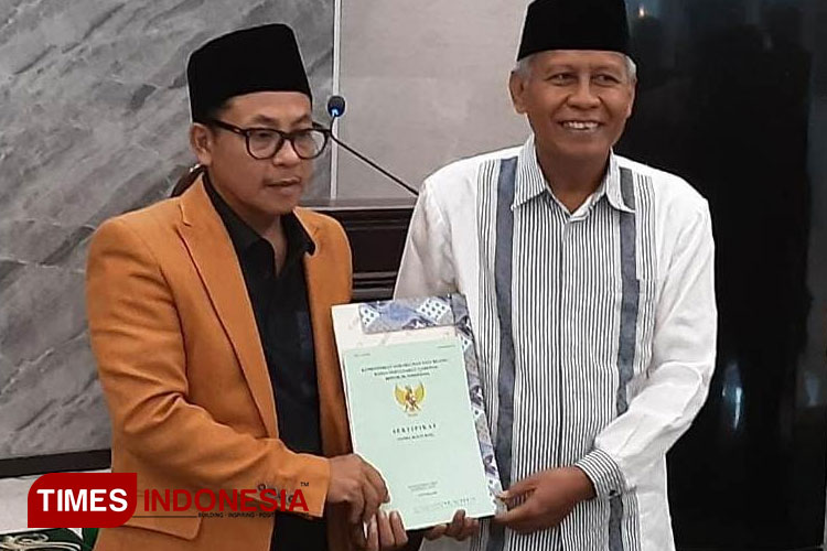 Wali Kota Sutiaji Serahkan Sertifikat Hibah Aset Tanah Kepada Yayasan