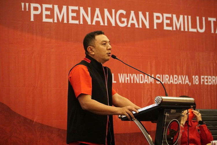 Erin Ramadayanti Serahkan Buku Sepotong Hati kepada Wakil Ketua DPRD Jatim Deni Wicaksono Erin Ramadayanti Serahkan Buku Sepotong Hati kepada Wakil Ketua DPRD Jatim Deni Wicaksono