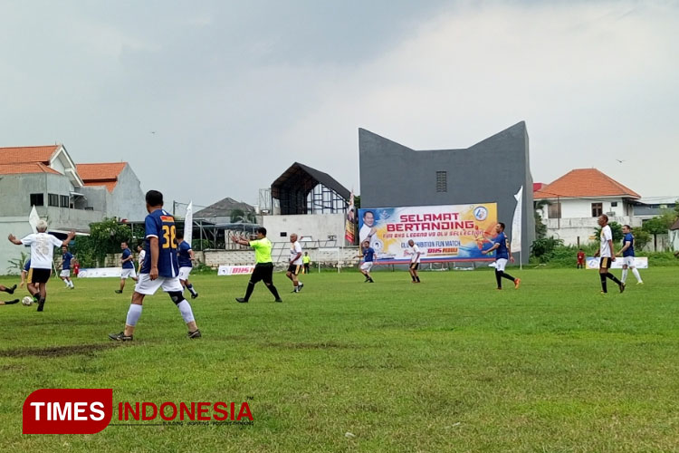 Pemain Legenda Sepak Bola Indonesia menunjukkan skill-nya melawan DLU Selection yang diisi pemain muda saat Fun Macth DLU Exhibition yang digelar di Sidoarjo.(Rudi Mulya/TIMES Indonesia)