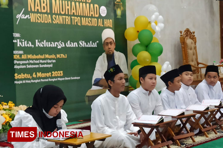 Santri TPQ Al Haq mengikuti ujian dalam prosesi wisuda untuk melanjutkan ke jenjang Al Quran, Sabtu (4/3/2023) malam.(Foto : Lely Yuana/TIMES Indonesia) 