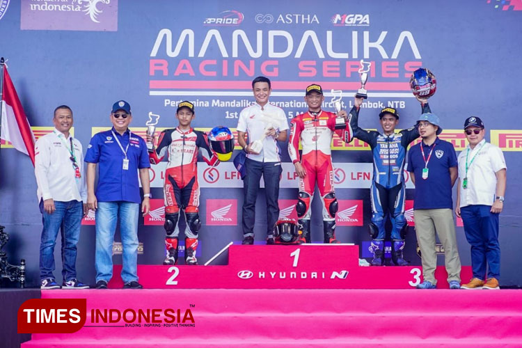 Ketua IMI Bambang Soesatyo menyerahkan trophy juara Kejurnas Mandalika Racing Series 2023, di Sirkuit Mandalika, di Lombok, NTB, Minggu (5/3/23). (Foto: IMI)