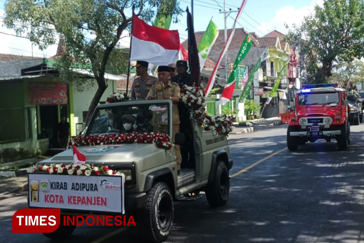 Bupati Malang Sanusi bersama Forkopimda Kabupaten Malang saat melakukan pawai Kirab Piala Adipura. (Foto: Binar Gumilang/TIMES Indonesia).