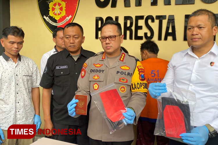 Kapolresta Banyuwangi, Kombes Pol Deddy Foury Millewa dan Kasat Reskrim, Kompol Agus Sobarnapraja menggelar press realese penemuan bayi yang dibuang oleh orangtuanya di depan warung kopi. (FOTO: Fazar Dimas/TIMES Indonesia)