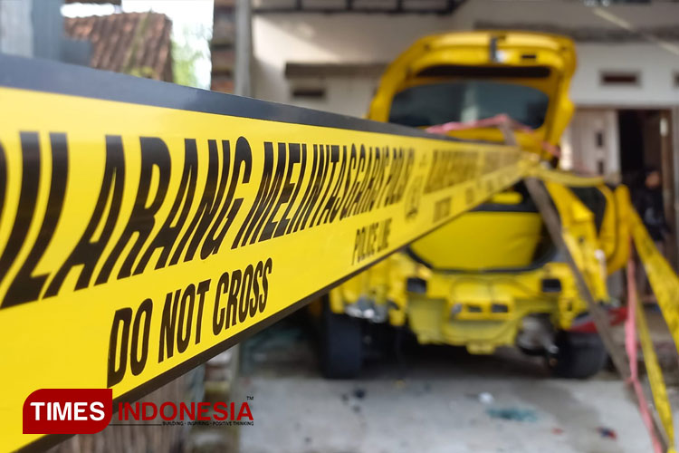 Mobil-Meledak-Garis-Polisi.jpg