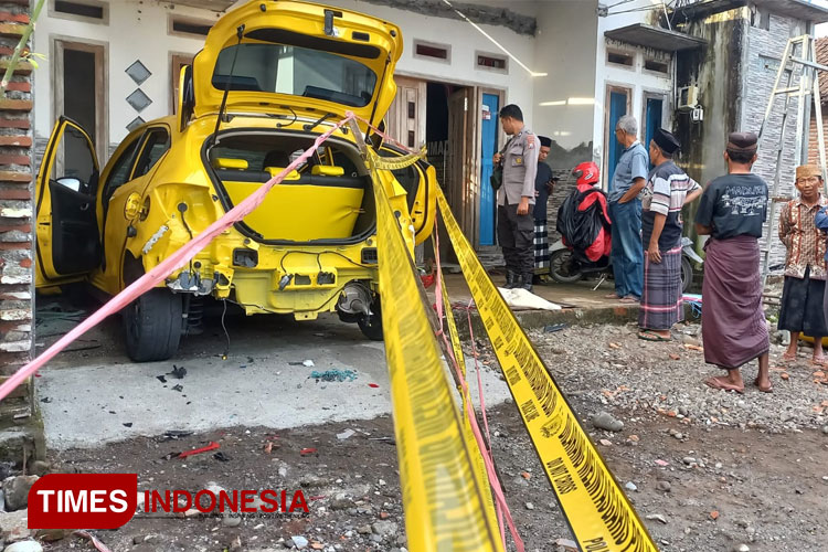 Mobil Honda Brio milik Kades Kedungrejoso, Kotaanyar, Kabupaten dibondet orang tak dikenal.(Foto: Dicko W/TIMES Indonesia)