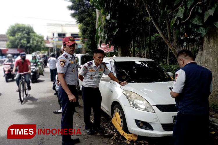 Puluhan Mobil Parkir Sembarangan Digembok Dishub Kota Malang