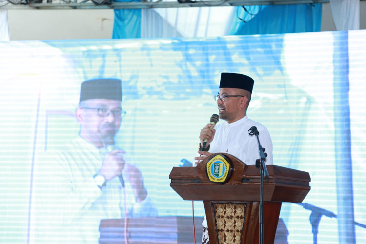 Prof Muzakki (tengah) bersama Mayjen TNI Pujo Widodo.