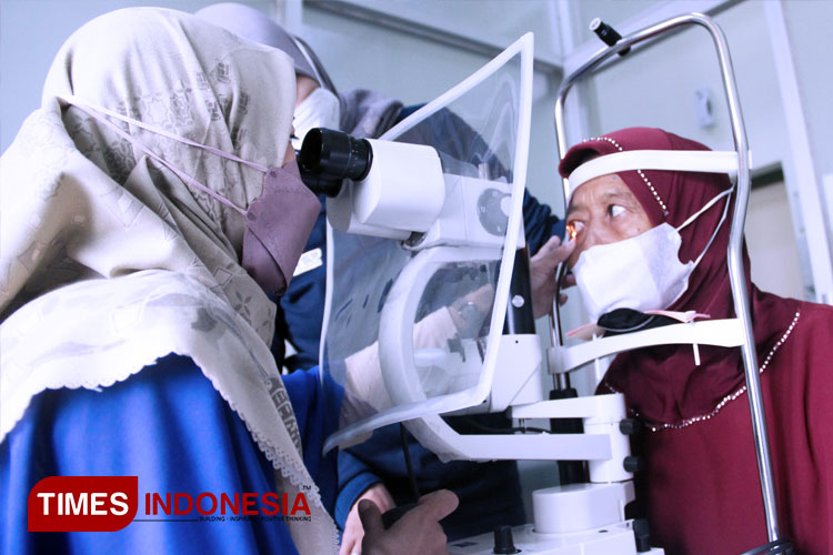 Skrining pasien gangguan penglihatan yang akan menjalani operasi di RS Mata Dr YAP. (FOTO: Wahyu Metasari/TIMES Indonesia)