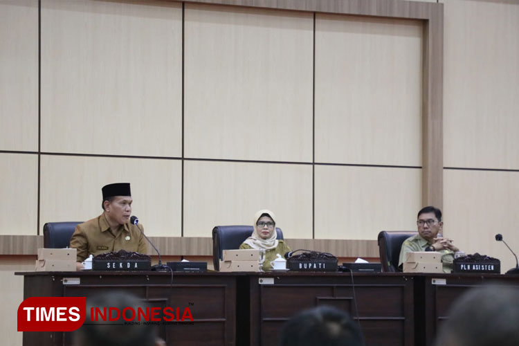 Bupati Blitar Rini Syarifah memimpin rapat bersama Kepala OPD di ruang Candi Penataran Kantor Bupati Blitar di Kanigoro, Senin (6/3/2023). (Foto: Sholeh/TIMES Indonesia)