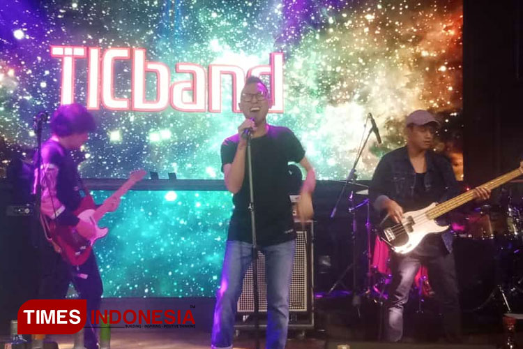 Penampilan TIC band dalam Love Harmony Home Concert di Colors Pub and Restaurant Surabaya, Minggu (5/3/2023). (Foto: Lely Yuana/TIMES Indonesia)