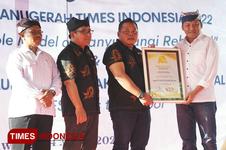 Kadis Kominfo Raih Penghargaan Agent of Positive Journalism Kabupaten Banyuwangi