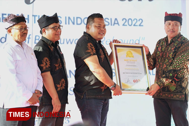 Amir Hidayat Raih Penghargaan Best Dedication for Health Kabupaten Banyuwangi