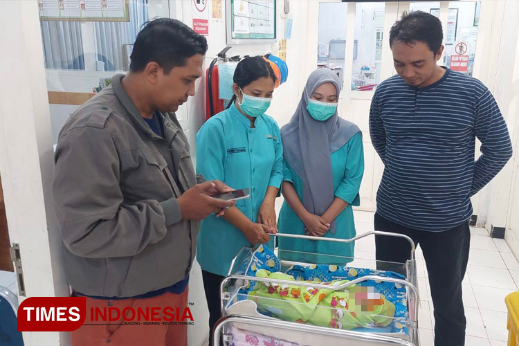 Bayi perempuan cantik yang di buang oleh kedua orang tuanya di warung kopi Kelurahan Sobo, Banyuwangi dalam kondisi sehat. (FOTO: Fazar Dimas/TIMES Indonesia)