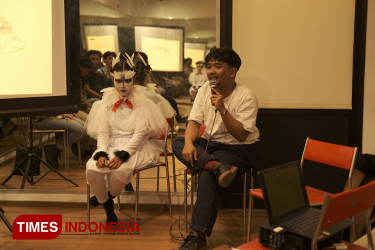 Tim Teater Institut menceritakan persiapan pertunjukan Ladang Binatang saat acara Artist Talk di di Unicorn Creative Space HQ Surabaya, Selasa (7/3/2023). (Foto: Lely Yuana/TIMES Indonesia) 