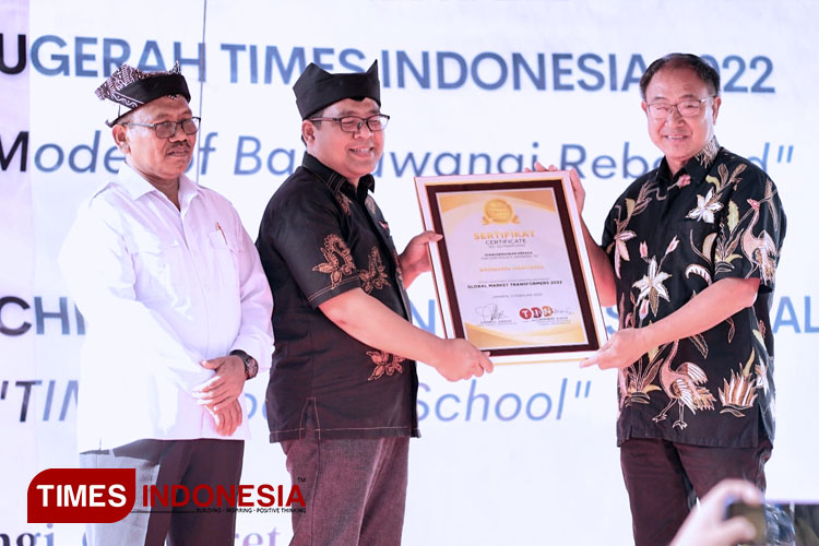 Penyerahan ATI 2022 kategori Global Market Transformers Kabupaten Banyuwangi, oleh CEO TIMES Indonesia, Khoirul Anwar dan GM TIMES Indonesia Banyuwangi, Syamsul Arifin, kepada Bambang Haryono. (FOTO: Laila Yasmin/TIMES Indonesia)