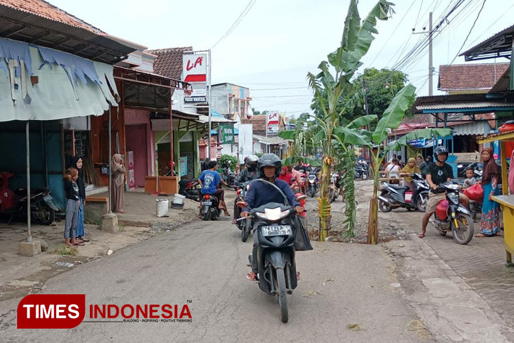 Kondisi-jalan-sedang-yang-ada-di-Kecamatan-Krejengan-b.jpg