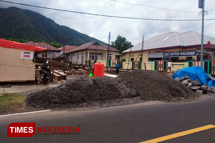 Pembangunan gerai indomaret yang berada di Kelurahan Tuguwaji (Foto: Harianto/TIMES Indonesia)