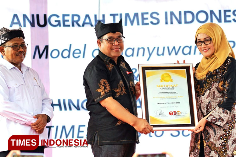 Direktur RSUD Genteng Raih Penghargaan Women of The Year Kabupaten Banyuwangi