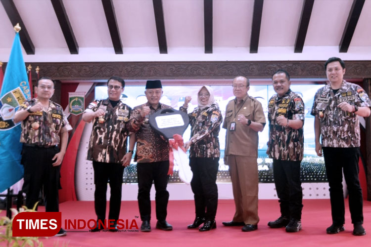 Bupati Malang Sanusi ketika menyerahkan bantuan mobil ambulan kepada Pengurus GM FKPPI Kabupaten Malang. (FOTO: Aditya Hendra/TIMES Indonesia)