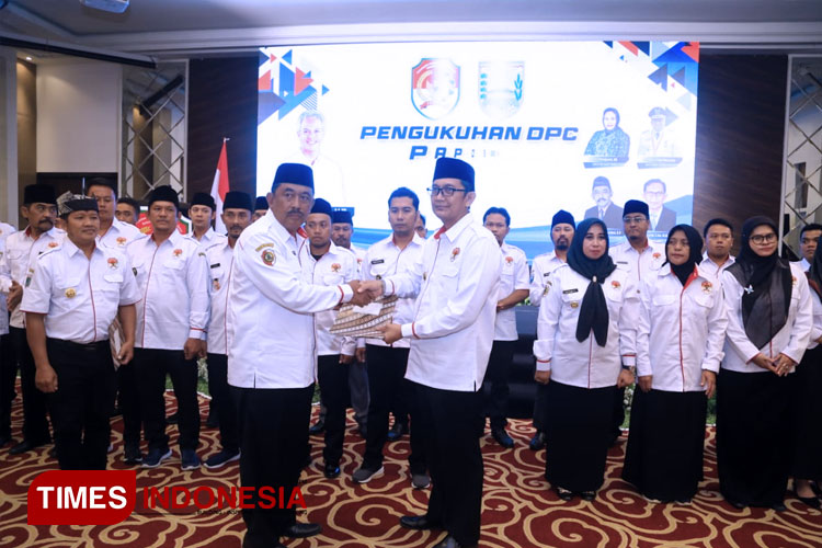 Ketua DPC Papdesi Kabupaten Probolinggo Supriyanto (kanan) menerima SK pengukuhan pengurus dari Ketua DPW Papdesi Jatim Jurianto Bambang Siswanto. (FOTO: Yono For TIMES Indonesia)