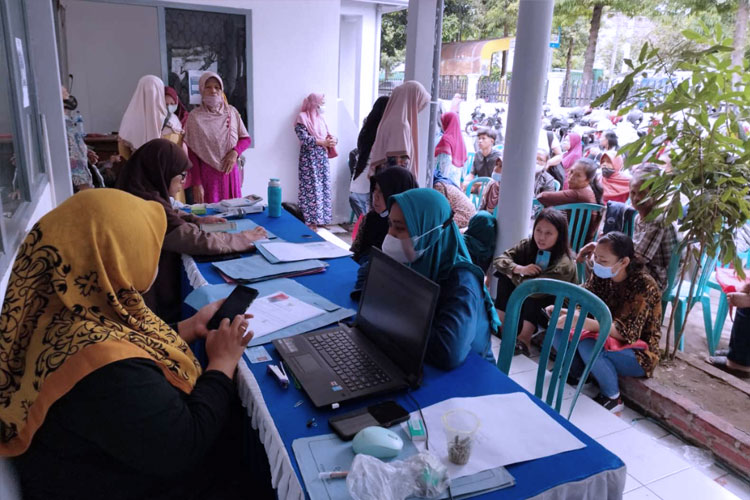 ilustrasi - Para pendaftar program bantuan modal di Kantor Disperdagin Kota Kediri (FOTO: dok Pemkot Kediri) 