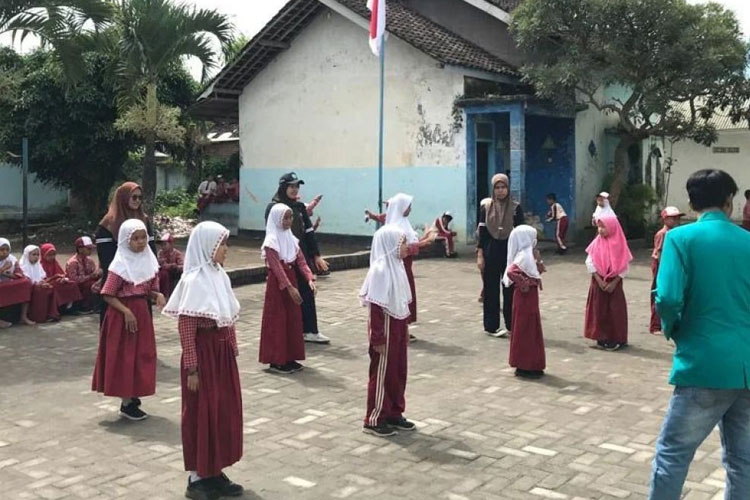 Mahasiswa KSM-T Unisma Malang melatih tari di SDN 01 Patokpicis. (FOTO: AJP TIMES Indonesia)