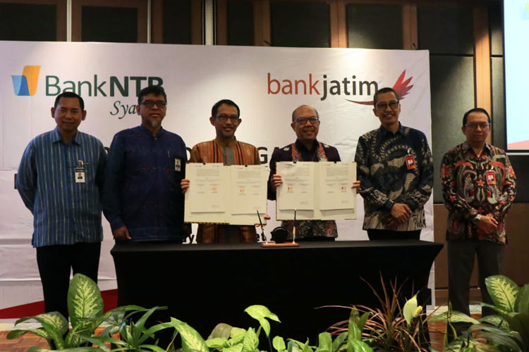 Jajaran Direksi Bank Jatim dan Bank NTB Syariah saat acara penandatanganan Perjanjian Kerja Sama (PKS) sinergi bisnis di Double Tree Hilton Surabaya, Rabu (8/3/2023).(foto: Dok.Humas Bank Jatim) 