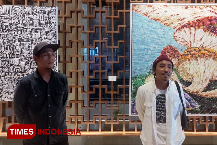 Dua seniman Yogyakarta, Ahmad Alwi (kanan) dan Godek Mintorogo menjelaskan hasil karya lukisan ARTSPACE di Lobby Hotel ARTOTEL Suites Bianti Yogyakarta, Selasa (7/3/2023). (Foto: Hendro/TIMES Indonesia)