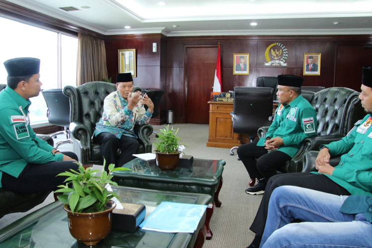 Wakil Ketua MPR RI Hidayat Nur Wahid dalam pertemuan dengan Pimpinan Pusat Gerakan Pemuda Al Washliyah (PP GPA) di Ruang Kerja Wakil Ketua MPR, Jakarta, Senin (6/3/2023). (foto: dok MPR RI) 