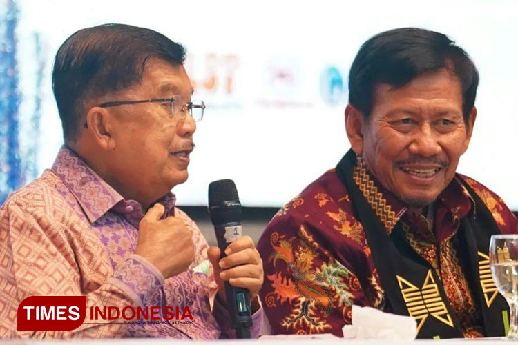 Foto AKetua Lembaga Penanggulangan Bencana Majelis Ulama Indonesia (LPB MUI) Pusat, Prof. Dr. Mohammad Jafar Hafsah (kanan), bersama Dr. Drs. H. Muhammad Jusuf Kalla (kiri). (Foto : Syamsul Arifin/TIMES Indonesia)Foto BKetua Lembaga Penanggul