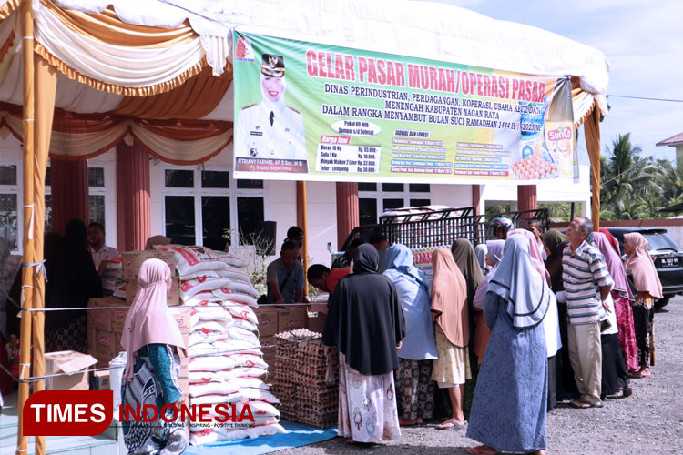 Pelaksanaan pasar murah di Kabupaten Nagan Raya, Aceh, Rabu (8/3/2023). (FOTO: T. Khairul Rahmat Hidayat/TIMES Indonesia)