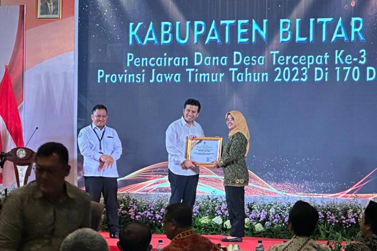 Wakil Gubernur Jatim menyerahkan penghargaan pencairan dana desa tercepat ketiga ke Bupati Blitar di Hotel Santika Premier Surabaya Selasa (7/3/2023)(Foto: Kominfo Blitar)