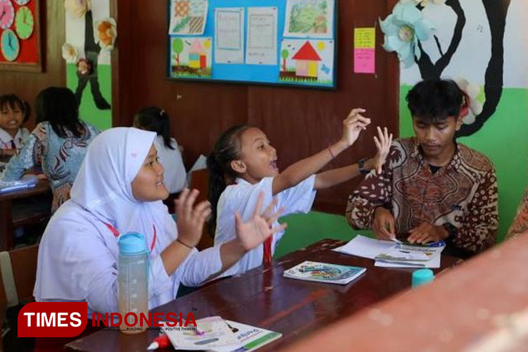Siswa SDN 2 Kesilir saat mengikuti Pelatihan matematika dengan metode Smart Gasing. (Foto: Laila Yasmin/TIMES Indonesia)